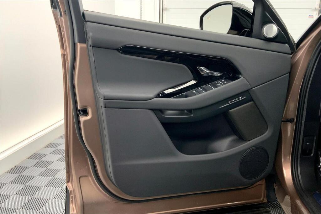 2025 Land Rover Range Rover Evoque Dynamic SE photo 14