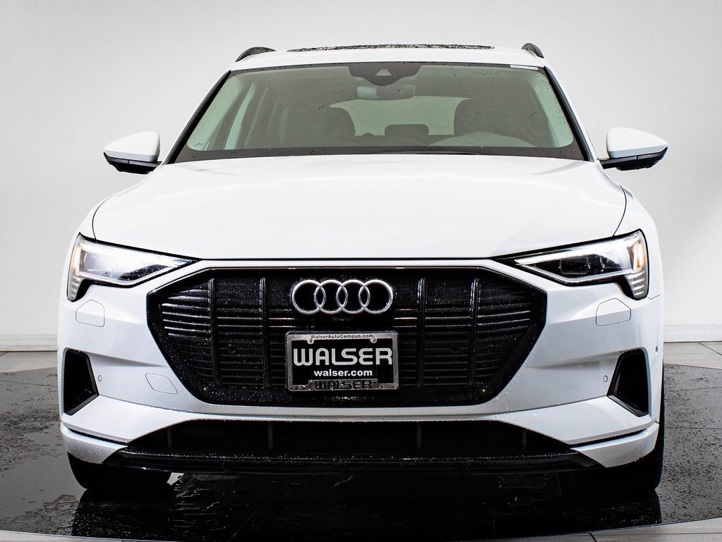2022 Audi e-tron Premium photo 2
