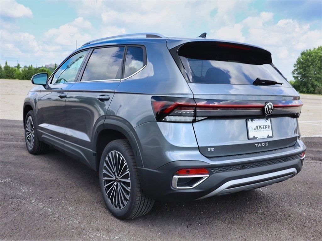 2025 Volkswagen Taos SE photo 3