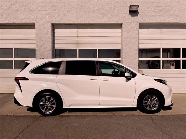 2024 Toyota Sienna LE photo 2
