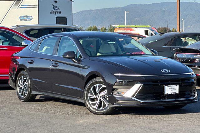 2026 Hyundai Sonata Hybrid Blue photo 2