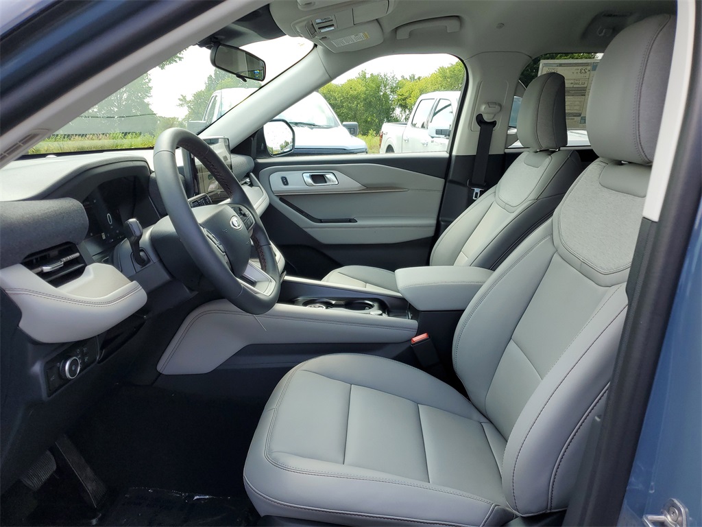 2025 Ford Explorer photo 4
