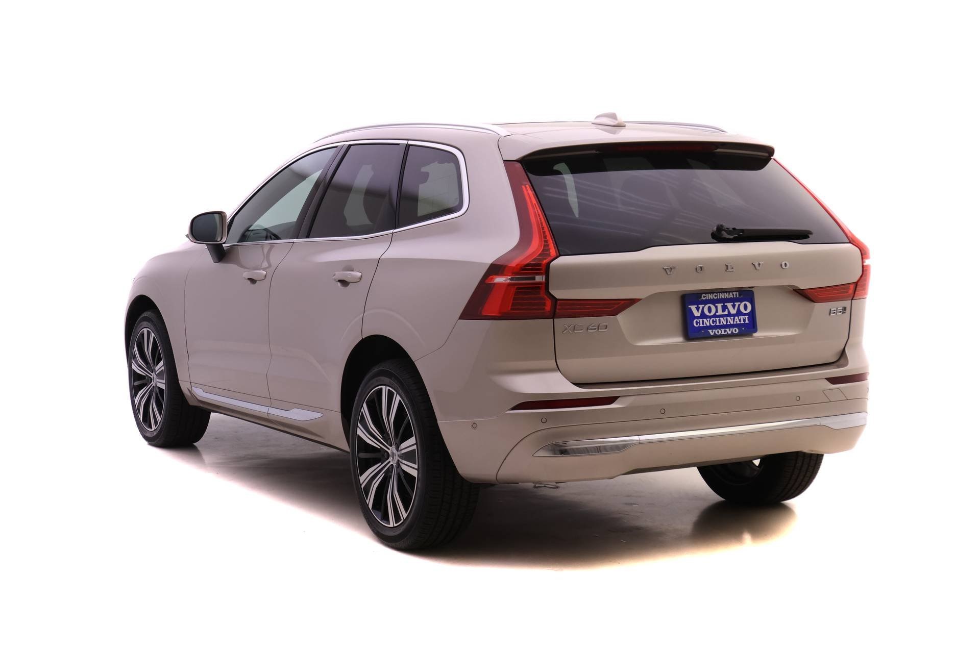 2023 Volvo XC60 B5 Plus photo 3