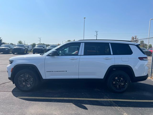 2025 Jeep Grand Cherokee Altitude photo 4