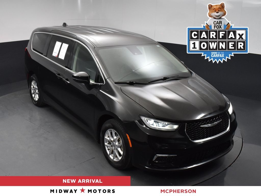 2023 Chrysler Pacifica Touring L's photo