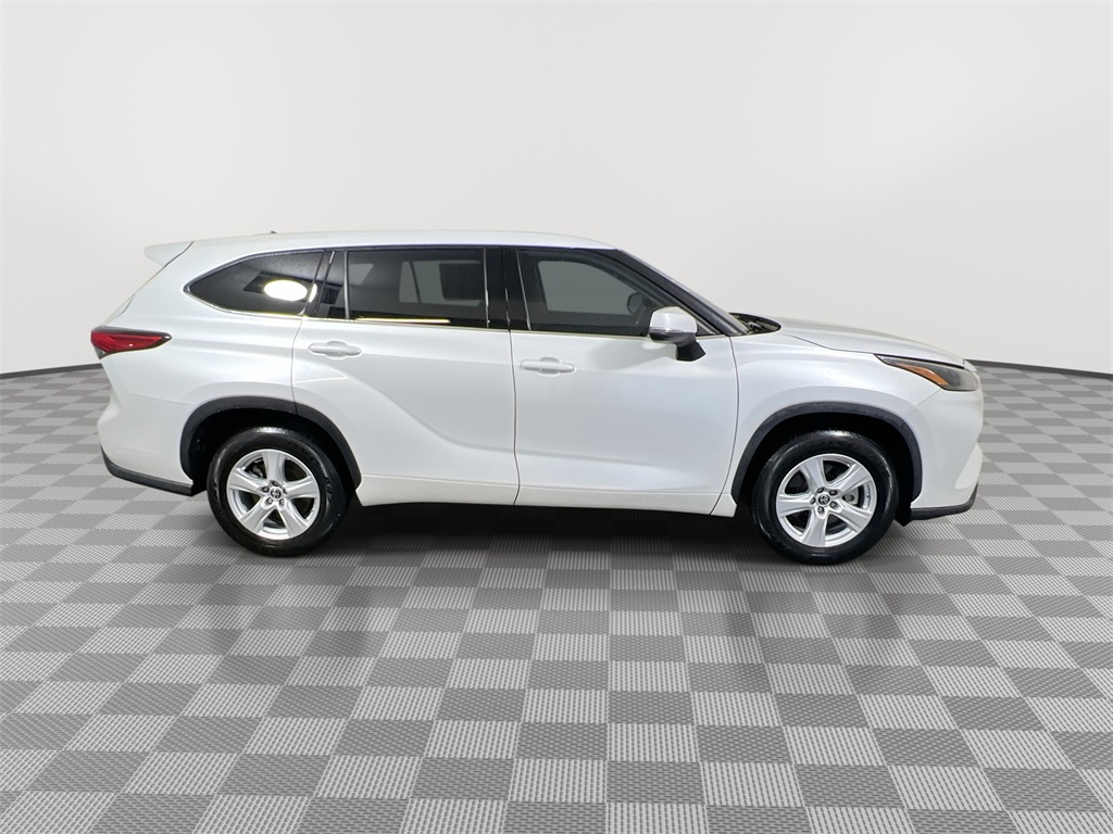 2022 Toyota Highlander LE photo 8