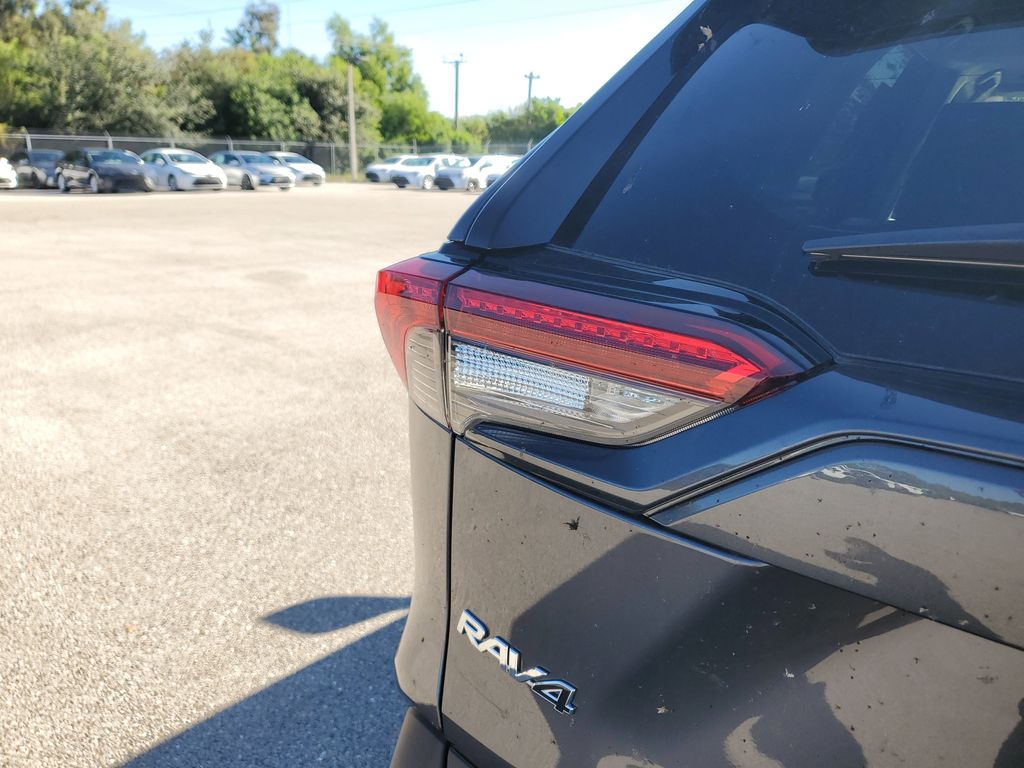 2025 Toyota RAV4 Hybrid XLE photo 11