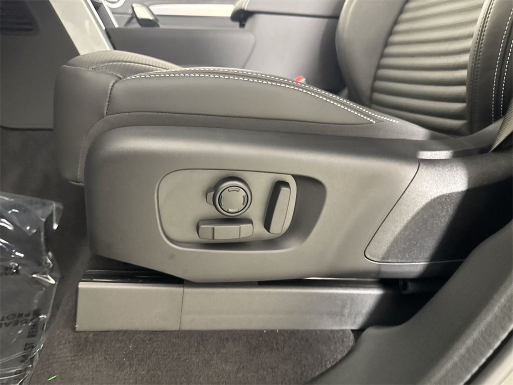 2025 Land Rover Discovery SE photo 11