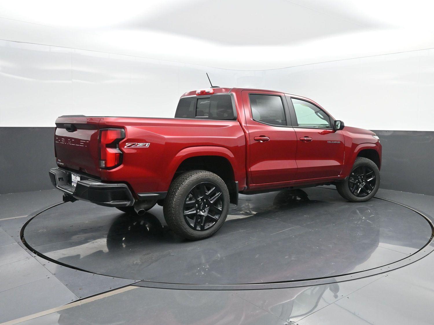 2025 Chevrolet Colorado Z71 photo 2