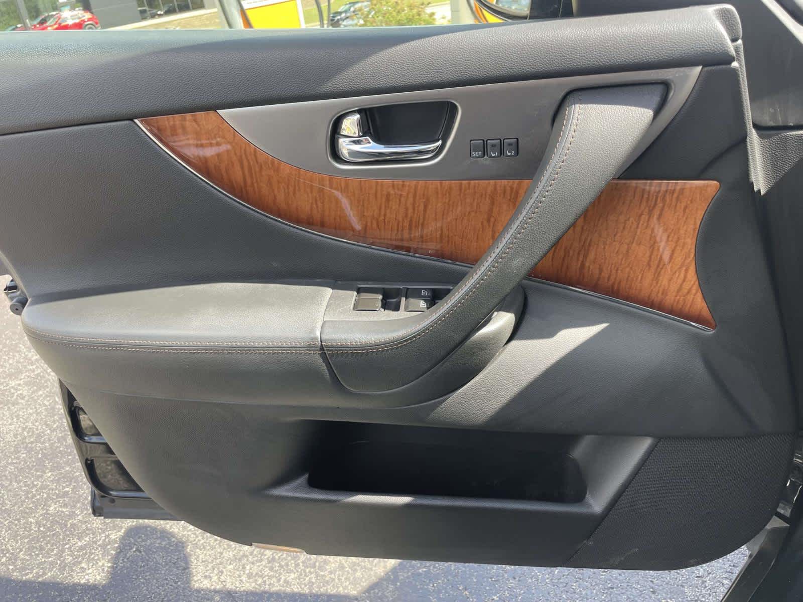 2015 Infiniti QX70 Base photo 24
