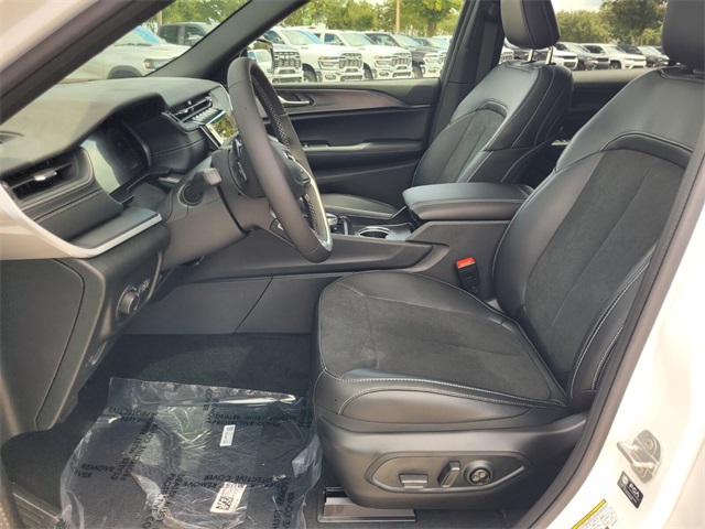 2025 Jeep Grand Cherokee Altitude X photo 2