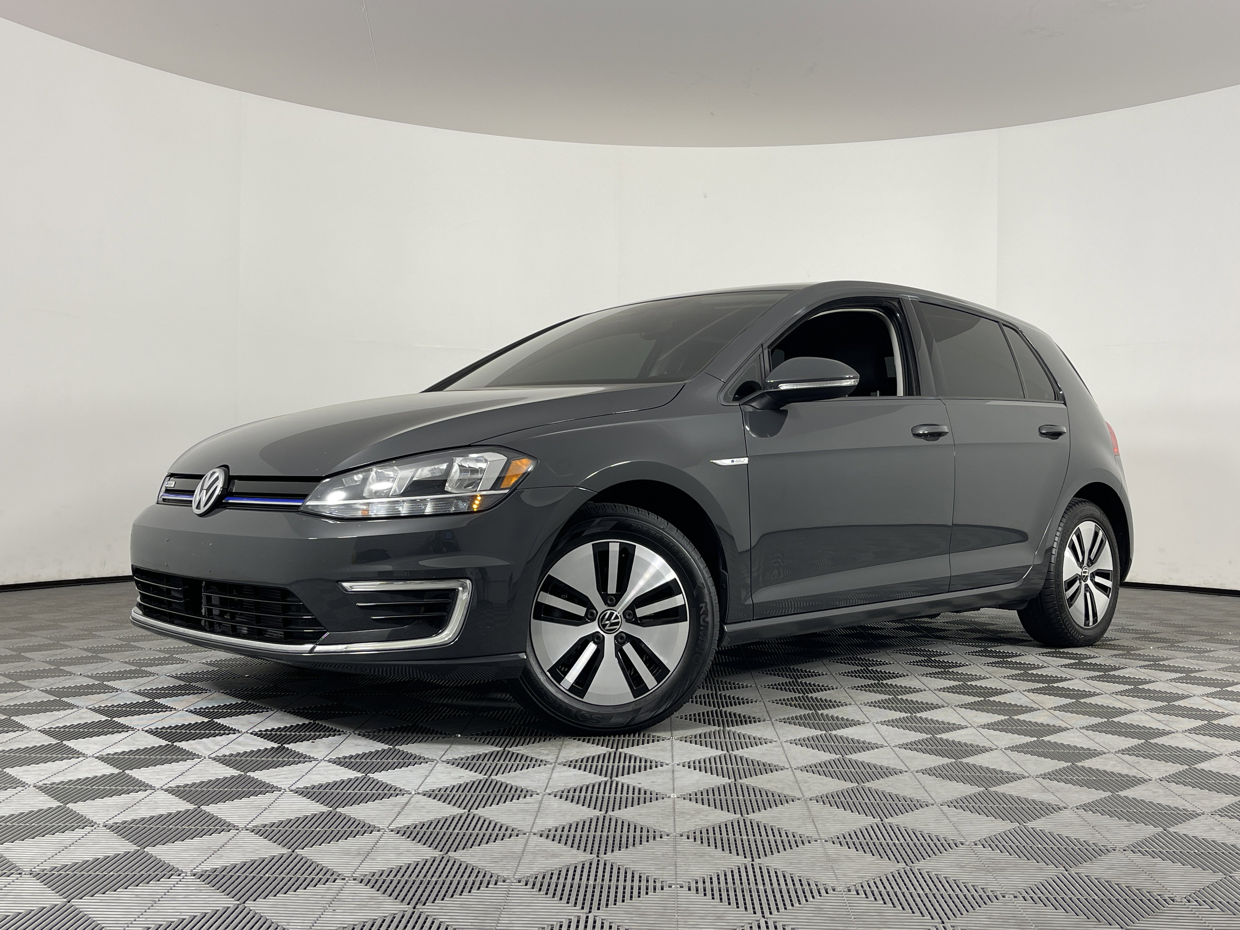 Used 2019 Volkswagen e-Golf e-Golf SE with VIN WVWKR7AU3KW908080 for sale in Fairfield, CA