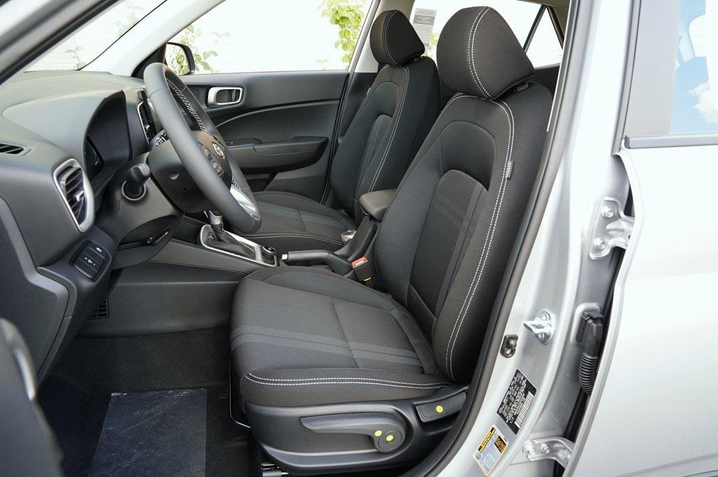 2025 Hyundai Venue SEL photo 7