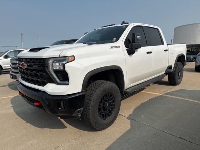 2024 Chevrolet Silverado 2500HD ZR2 photo 2