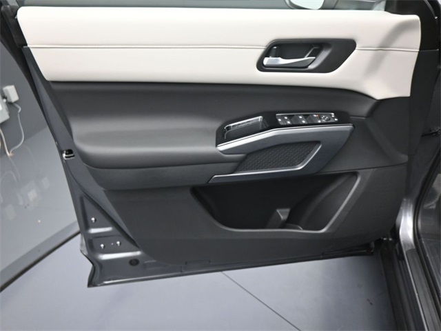 2025 Nissan Pathfinder SL photo 3