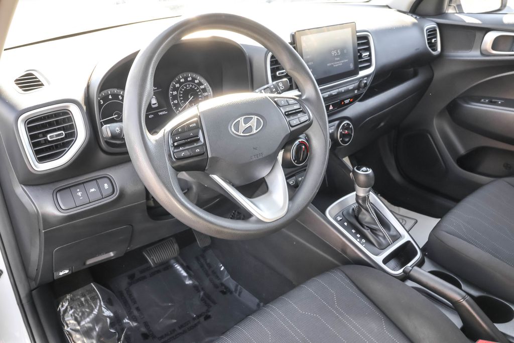 2022 Hyundai Venue SE photo 3