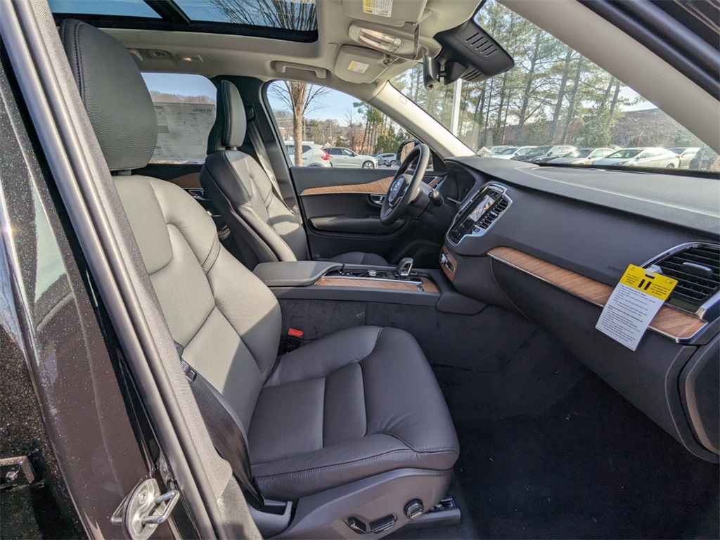 2025 Volvo XC90 T8 Plus photo 2