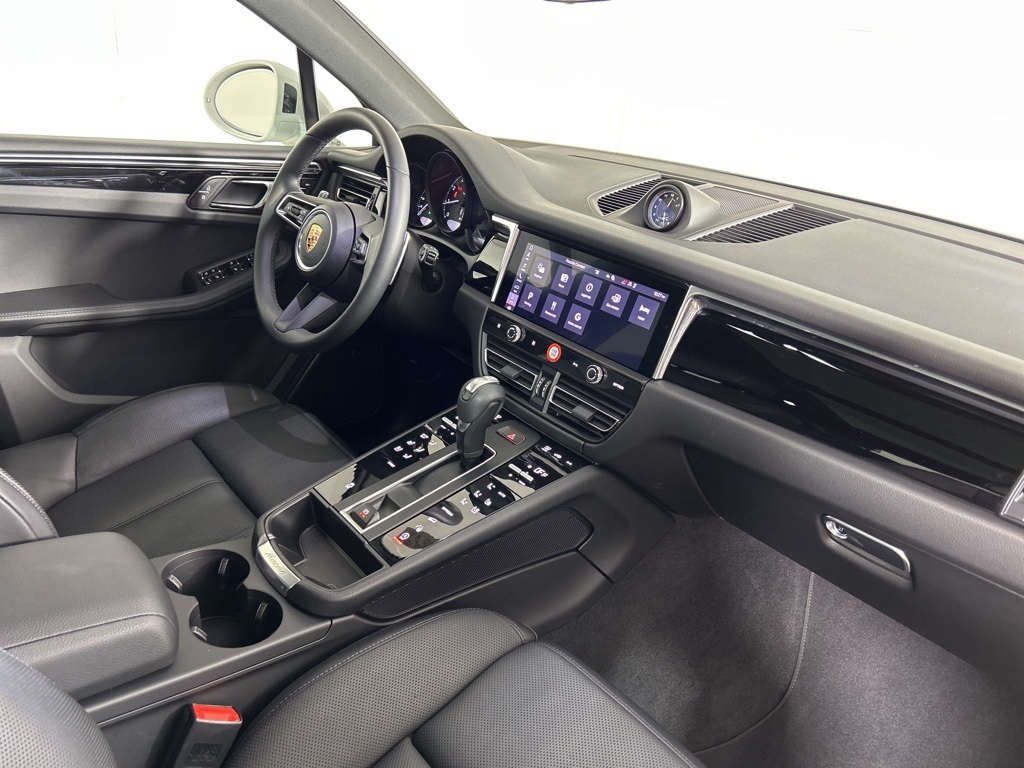 2025 Porsche Macan Base photo 32