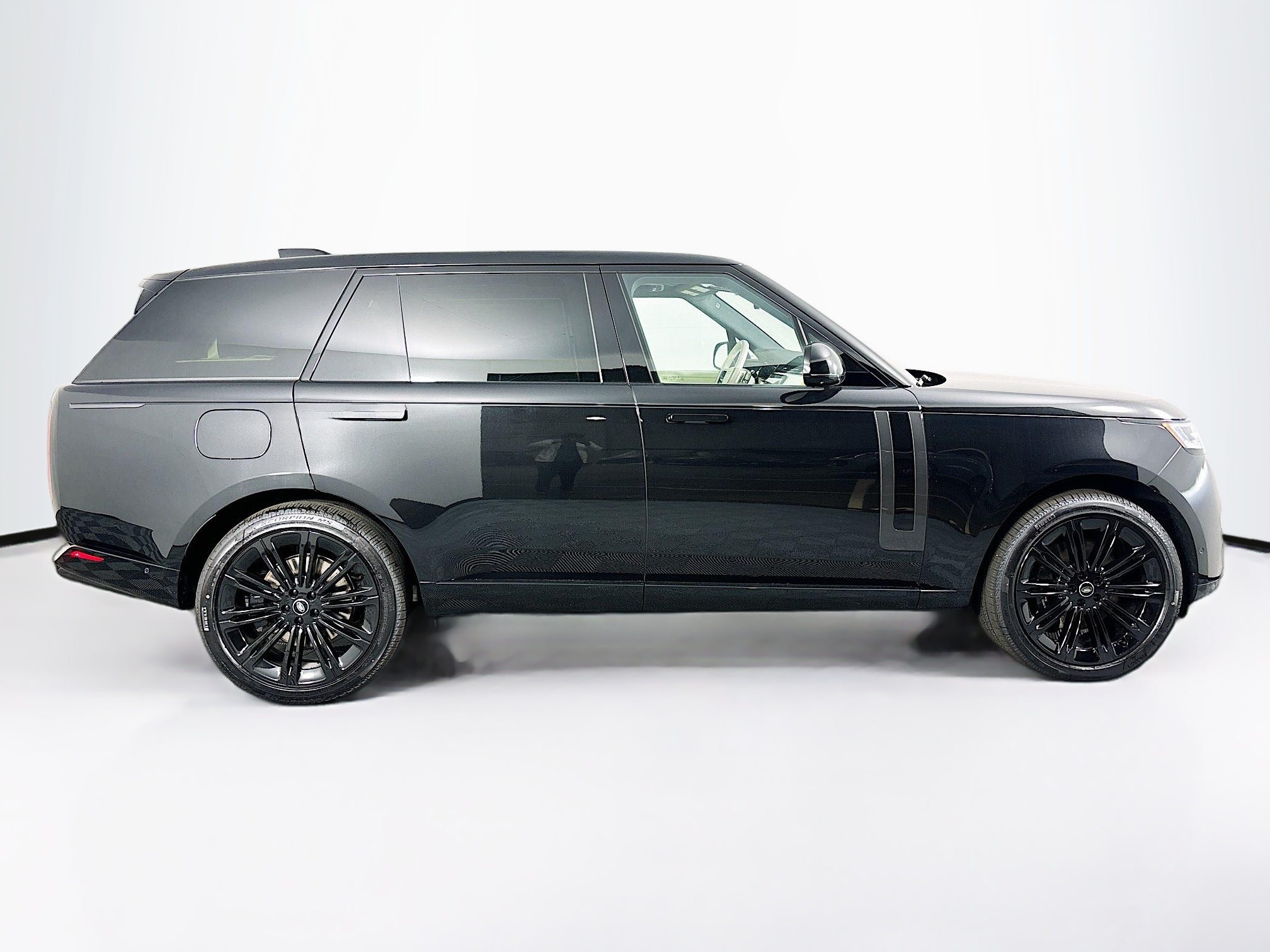 2025 Land Rover Range Rover SE photo 4