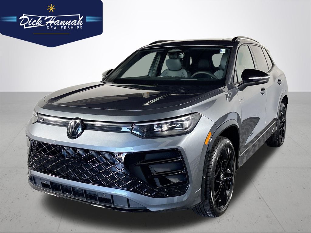 2025 Volkswagen Tiguan SE R-LINE BLACK's photo