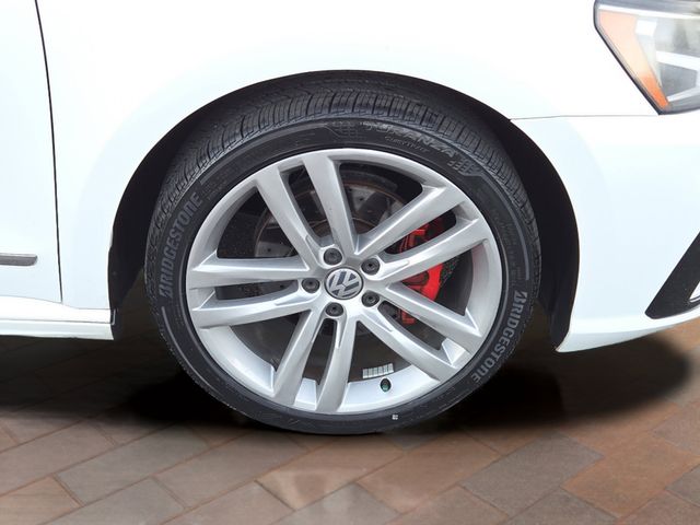 2017 Volkswagen Passat R-Line photo 4