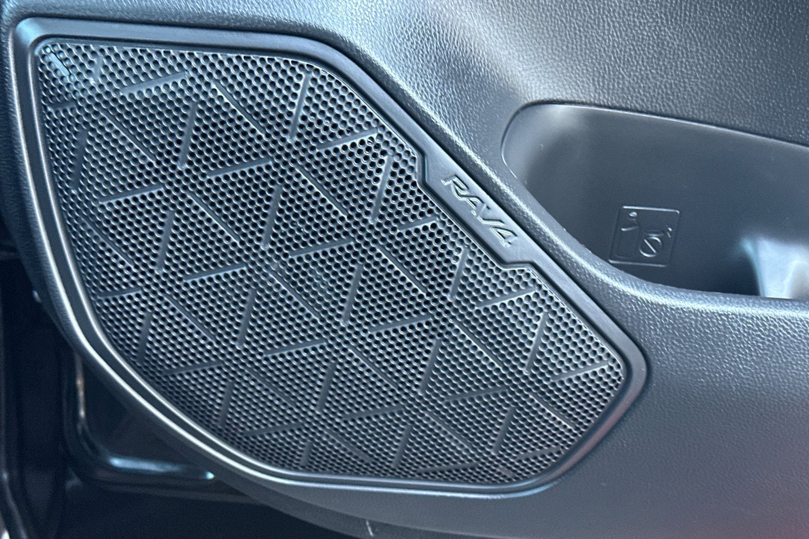 2022 Toyota RAV4 LE photo 21