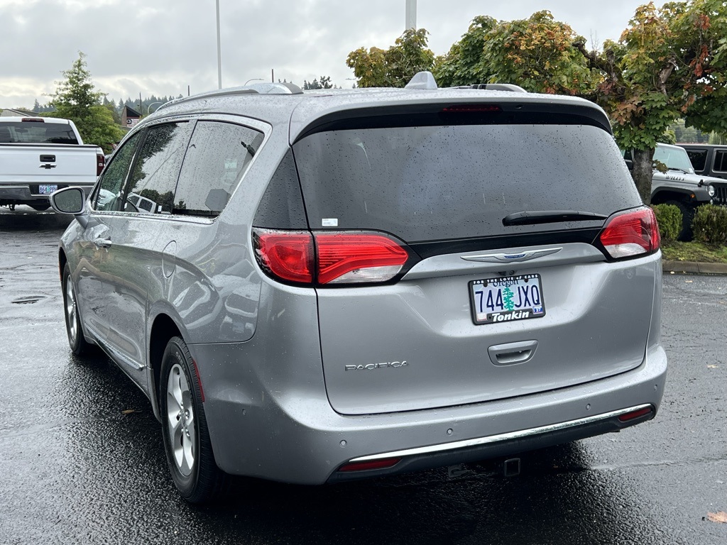 2017 Chrysler Pacifica Touring Plus photo 4
