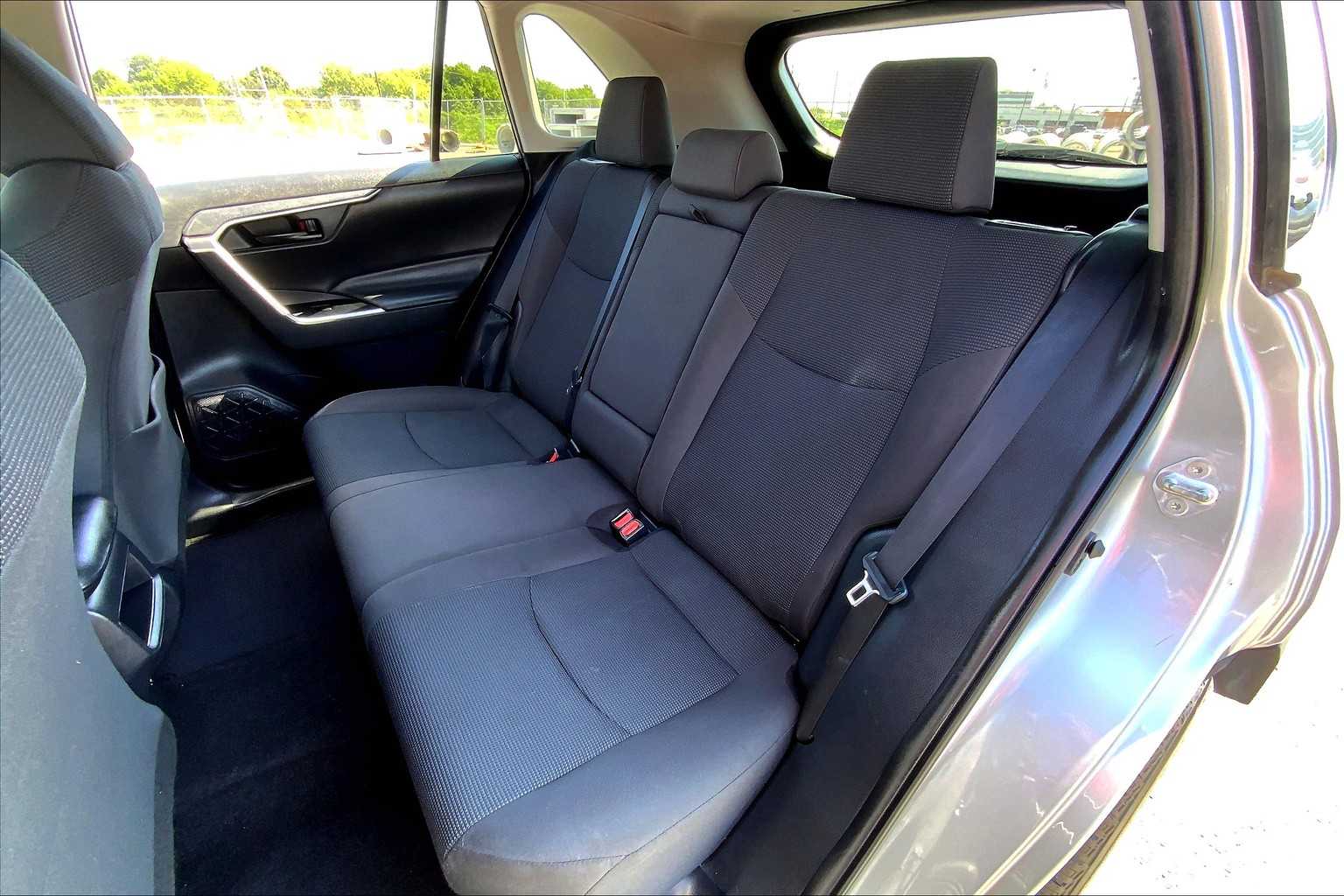 2019 Toyota RAV4 LE photo 19