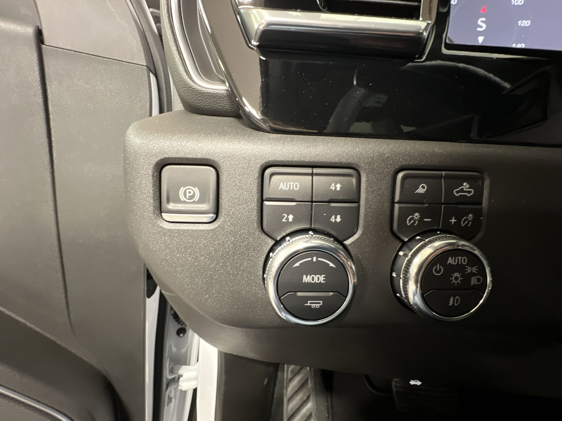 New 2025 White Frost Tricoat GMC SLT image 77