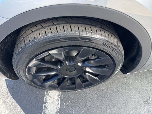 2024 Tesla Model Y Long Range photo 9