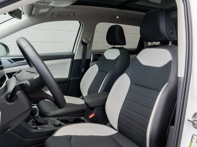 2025 Volkswagen Taos SEL photo 4