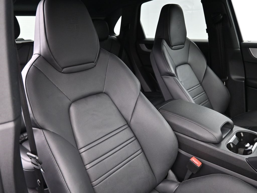 2024 Porsche Cayenne Base photo 16