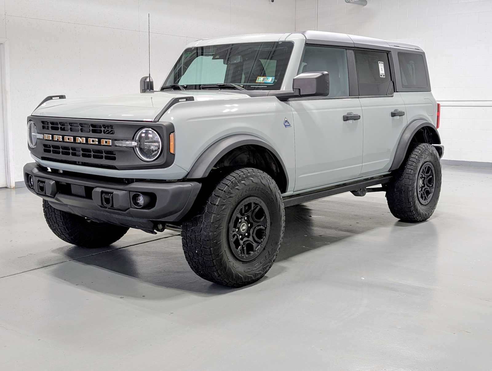 2023 Ford Bronco 4-Door Black Diamond's photo