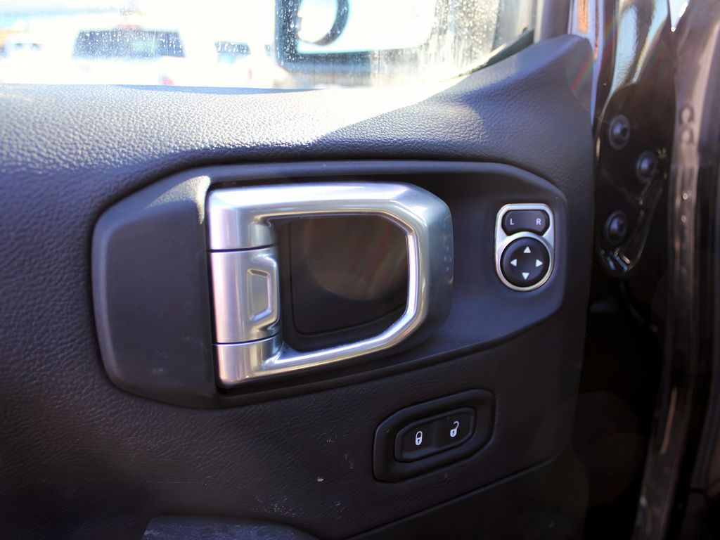 2023 Jeep Wrangler Sahara photo 10