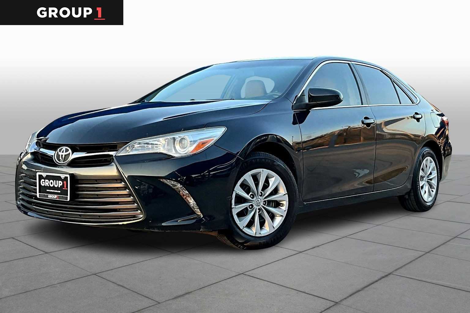 2015 Toyota Camry LE's photo