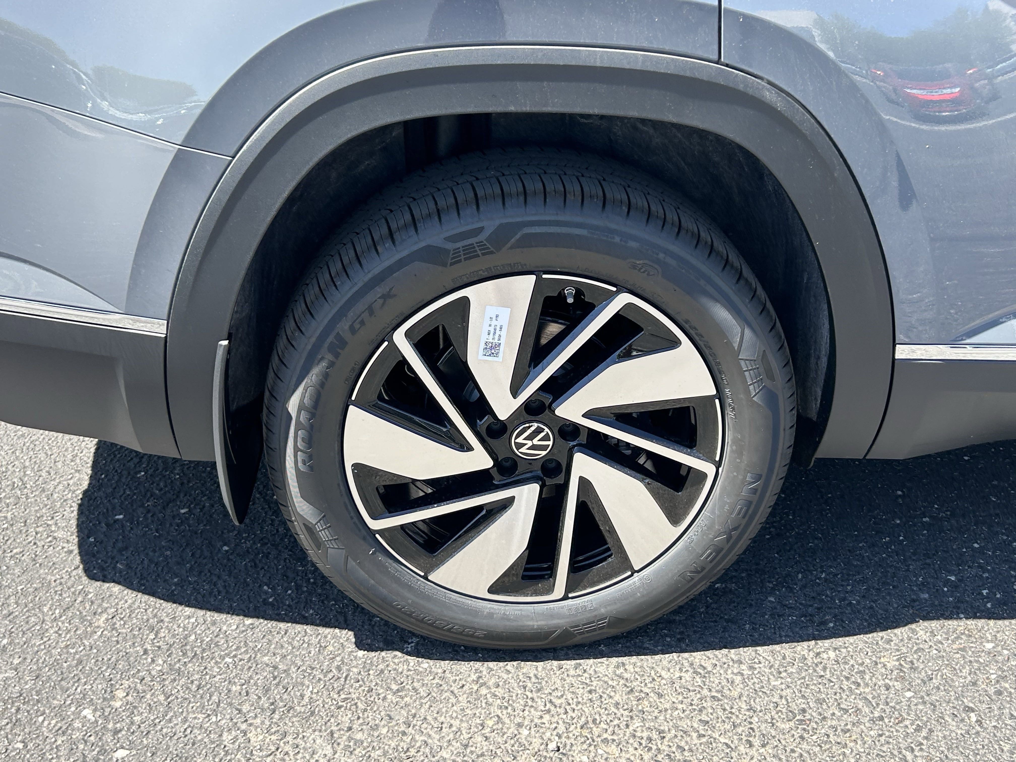 2025 Volkswagen Atlas SEL photo 2