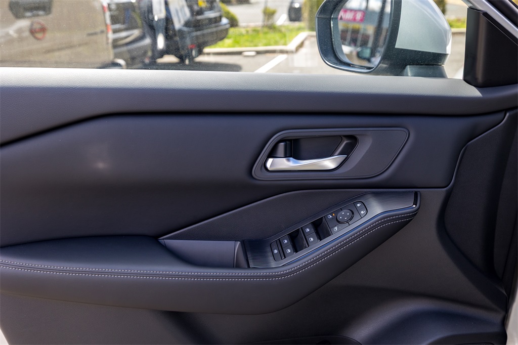 2025 Nissan Rogue SV photo 10