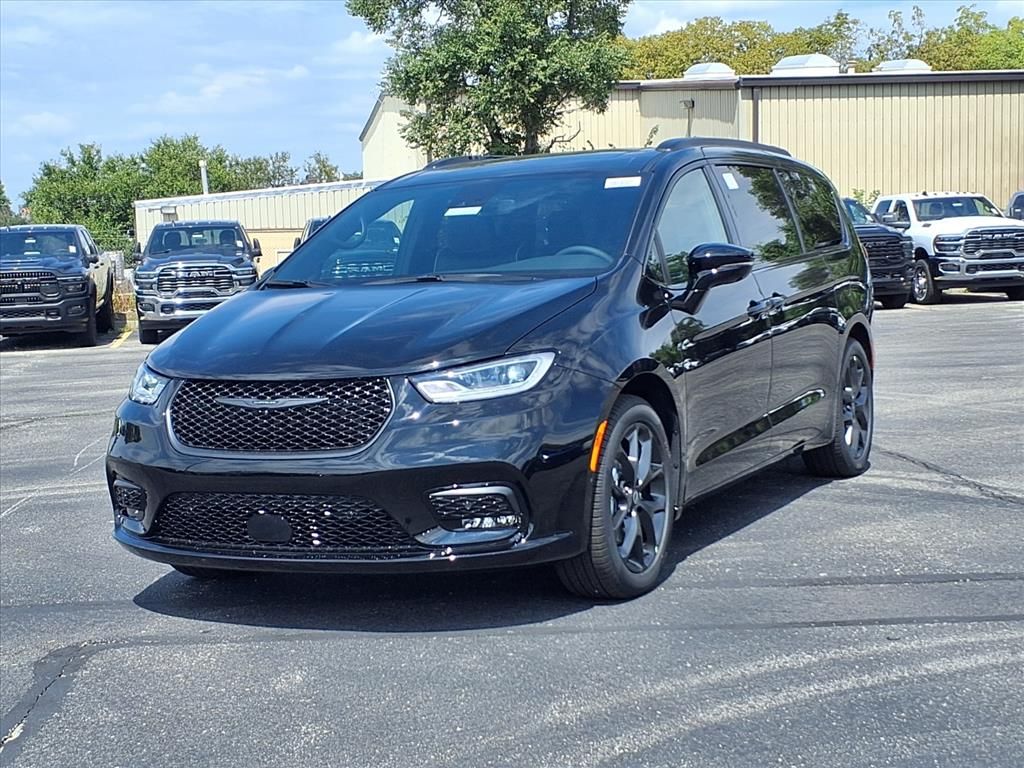 2026 Chrysler Pacifica Limited photo 2