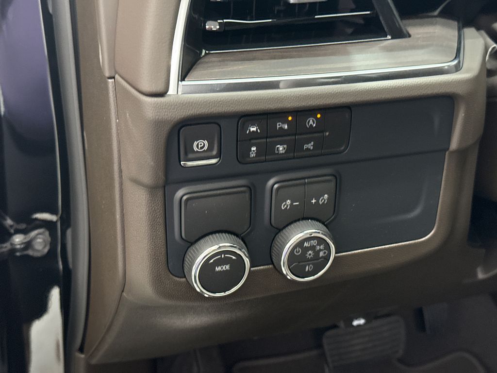 2025 Chevrolet Suburban LT photo 15