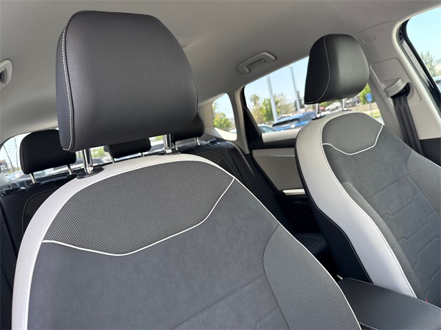 2025 Volkswagen Taos SE photo 14
