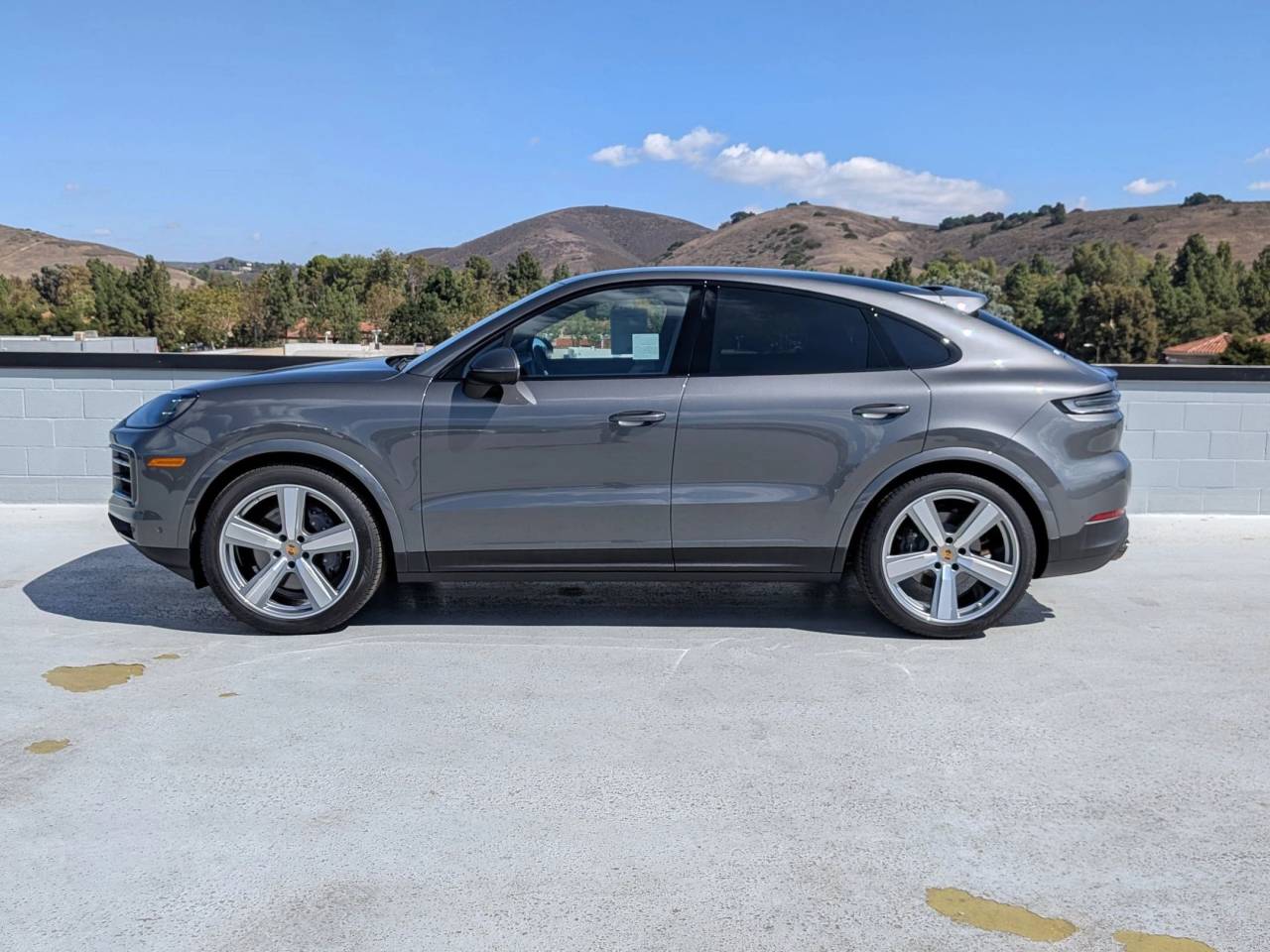 2025 Porsche Cayenne Coupe Base photo 2