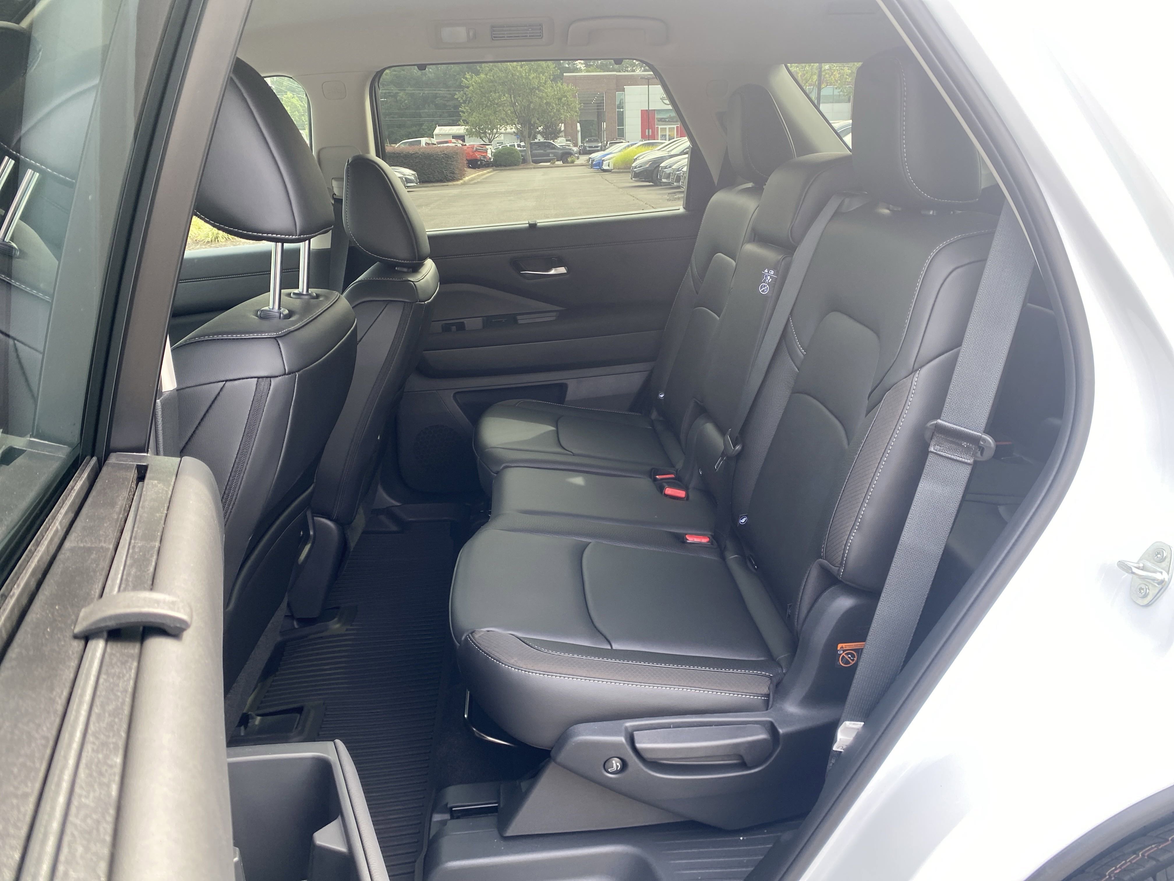 2025 Nissan Pathfinder SL photo 2