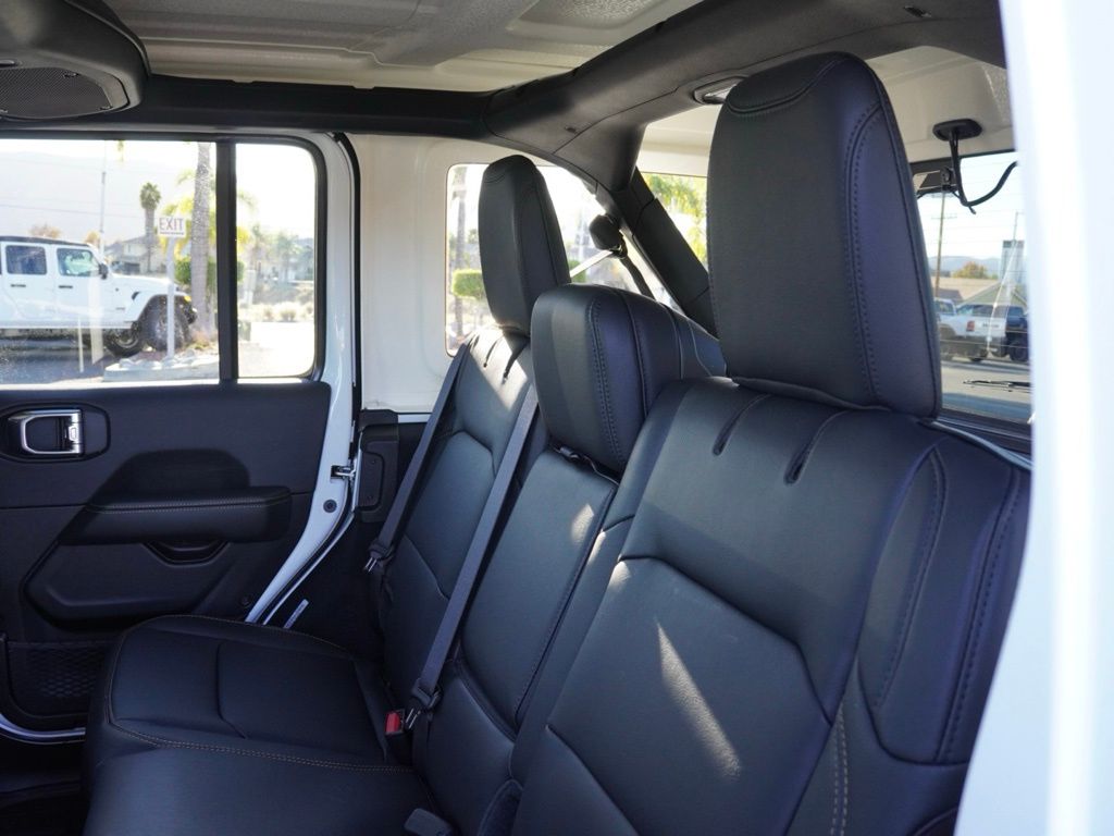 New 2026 Bright White Clear-Coat Exterior Paint Jeep Sahara image 21