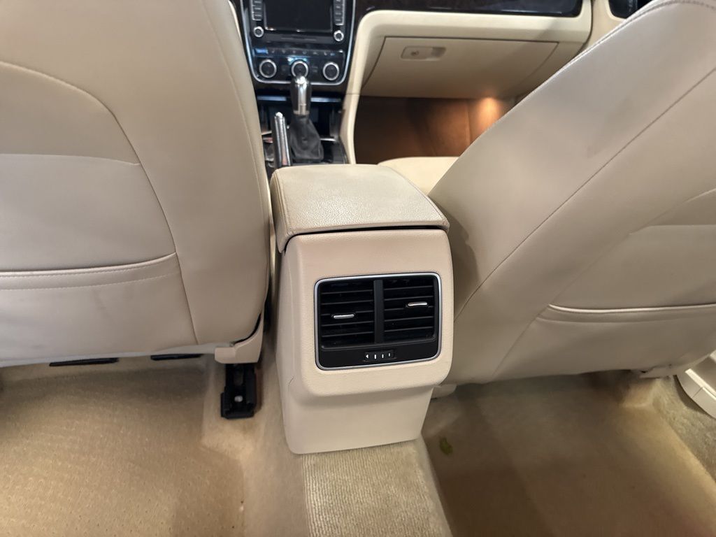 2014 Volkswagen Passat V6 SEL Premium photo 16