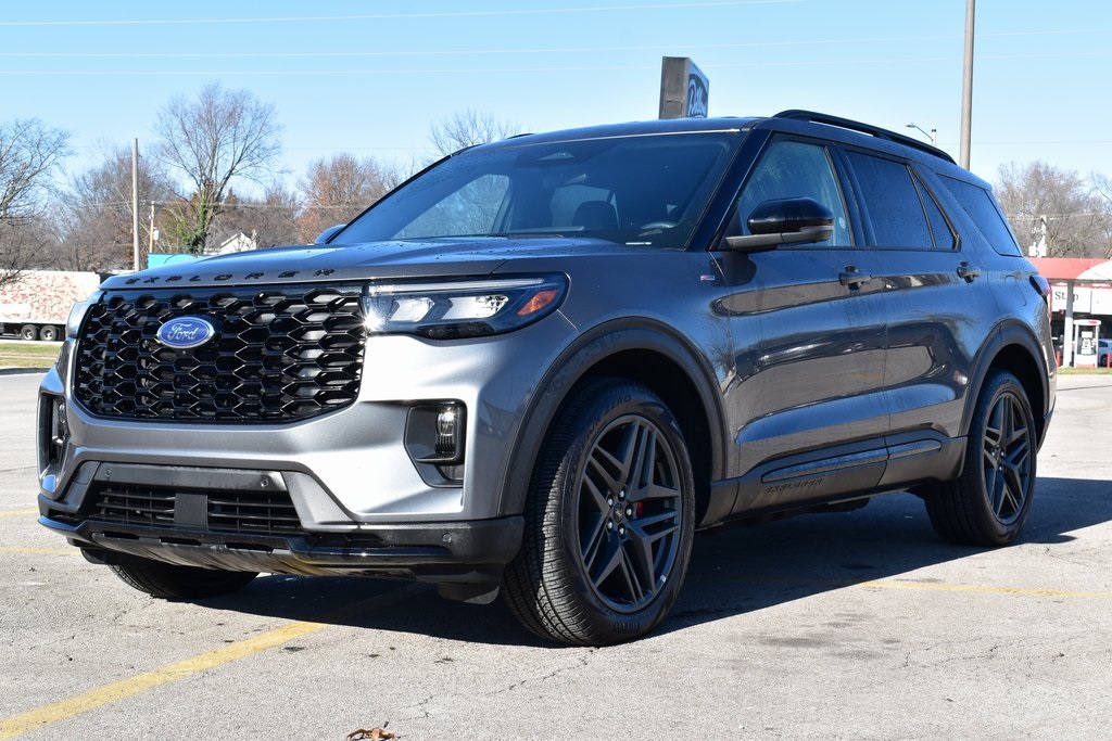 2025 Ford Explorer ST-LINE's photo