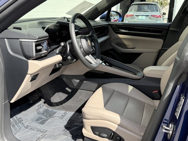 2025 Porsche Macan Electric 4 photo 4