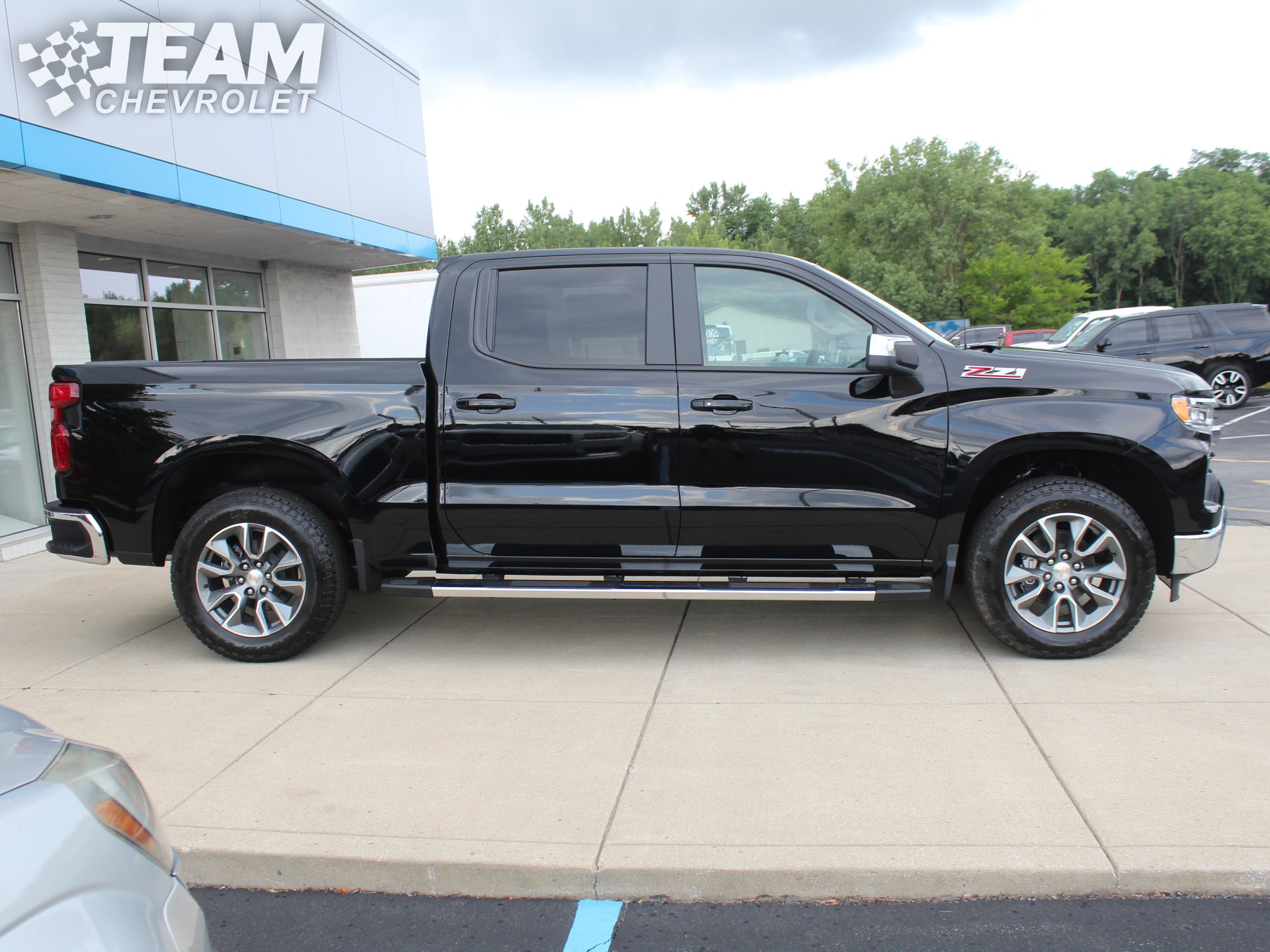 2025 Chevrolet Silverado 1500 LT photo 2