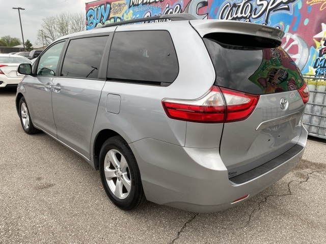 2016 Toyota Sienna LE photo 4