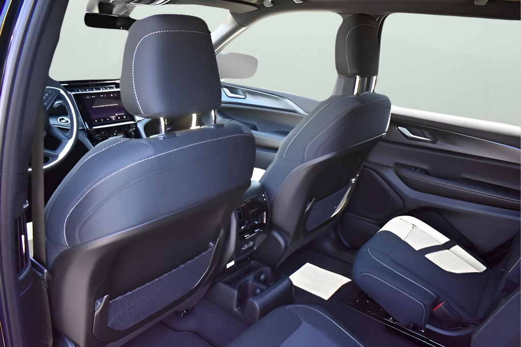 2025 Jeep Grand Cherokee Laredo photo 13