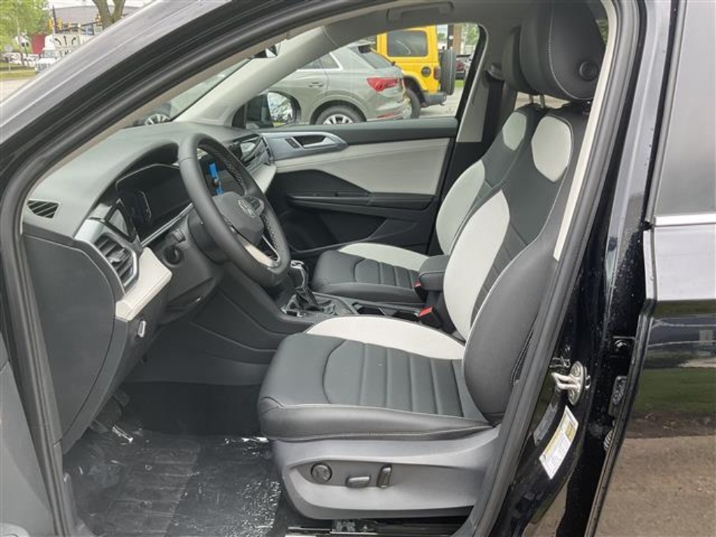 2025 Volkswagen Taos SEL photo 4